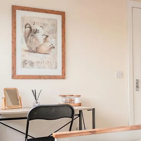 Bright, Modern Apartment In City Centre With Private Driveway Parking Hereford Exterior photo