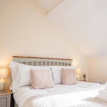 Bright, Modern Apartment In City Centre With Private Driveway Parking Hereford Exterior photo
