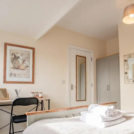 Bright, Modern Apartment In City Centre With Private Driveway Parking Hereford Exterior photo