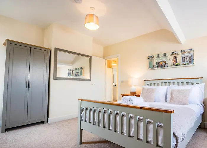 Bright, Modern Apartment In City Centre With Private Driveway Parking