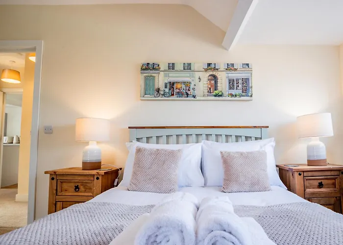 Bright, Modern Apartment In City Centre With Private Driveway Parking