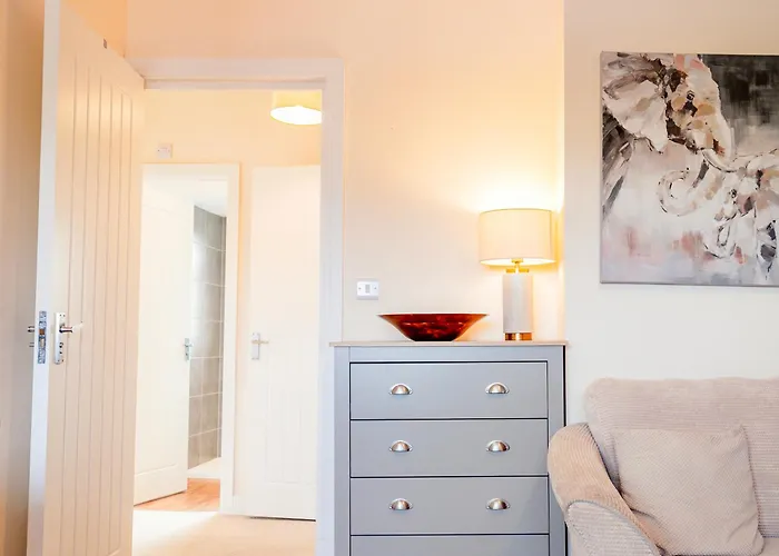 Bright, Modern Apartment In City Centre With Private Driveway Parking