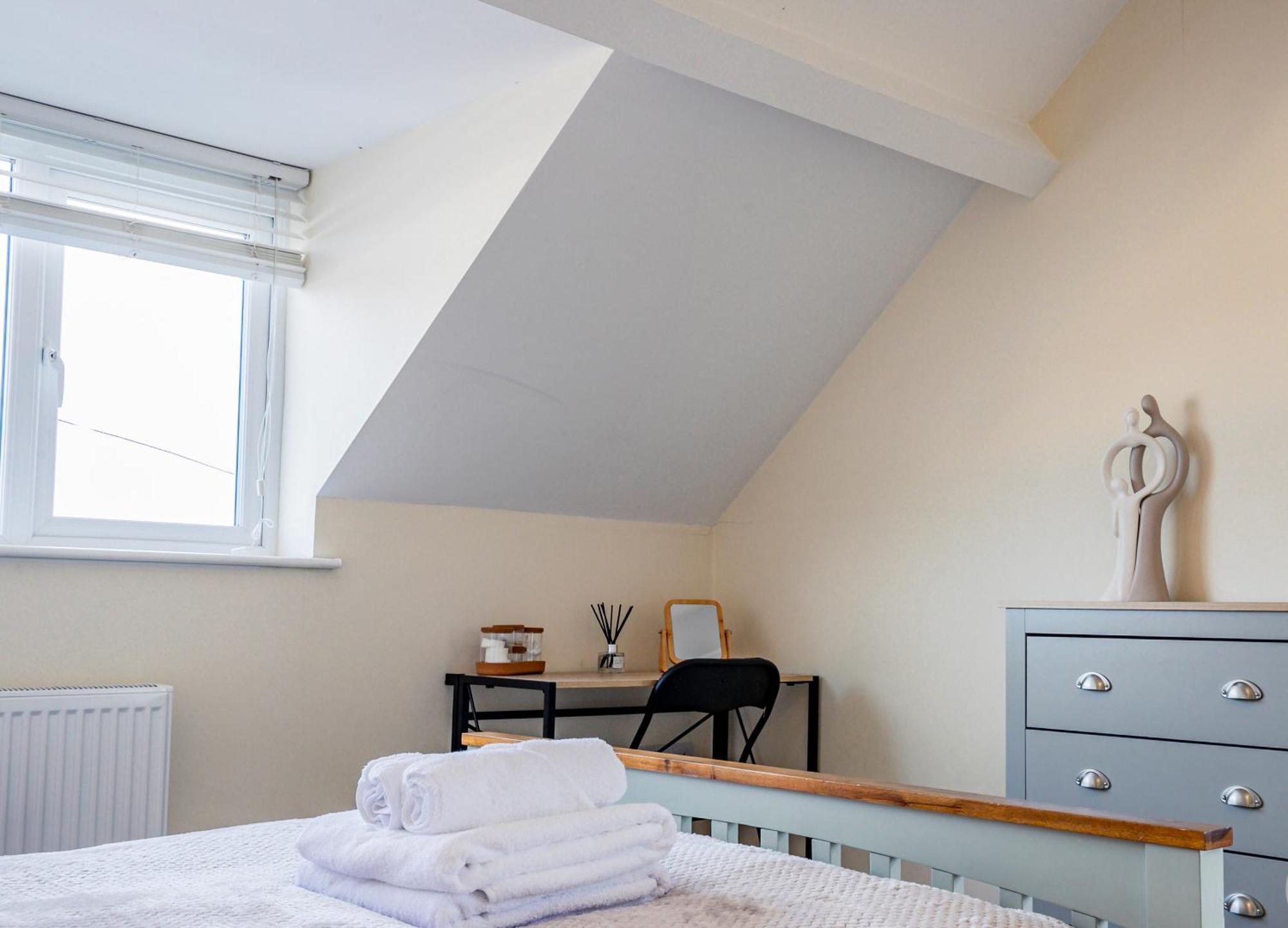 Bright, Modern In Centre With Private Driveway Parking Apartment