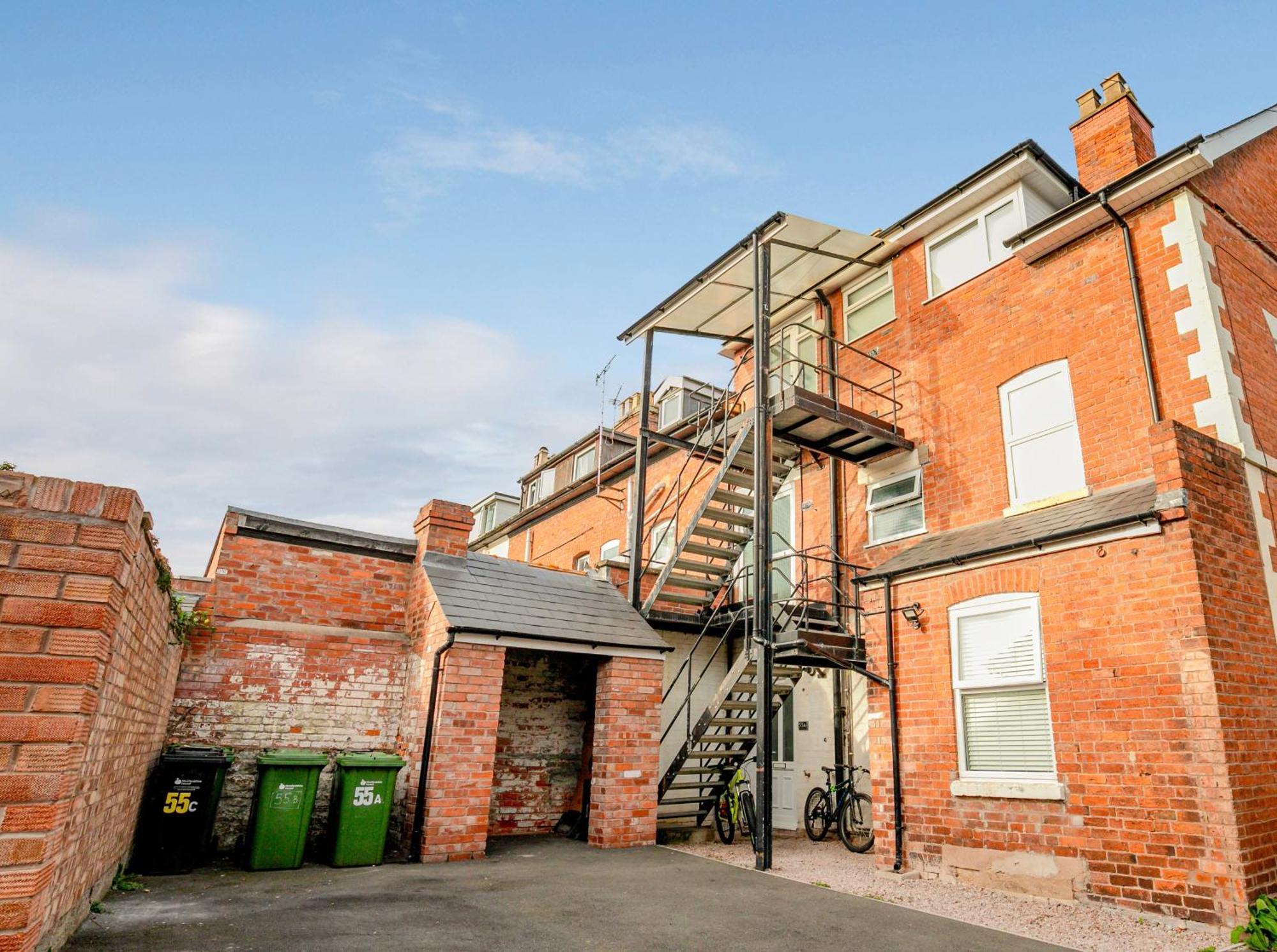 Bright, Modern In Centre With Private Driveway Parking Hereford